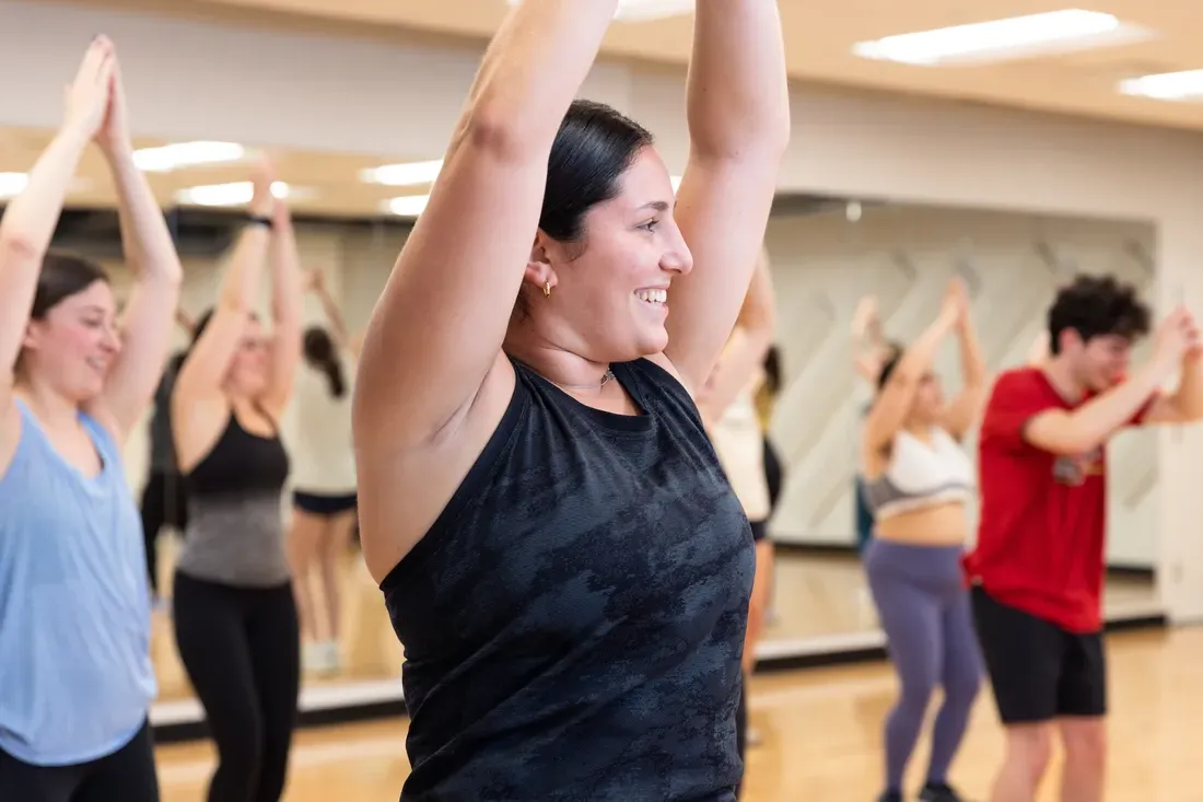 学生s in a fitness class.